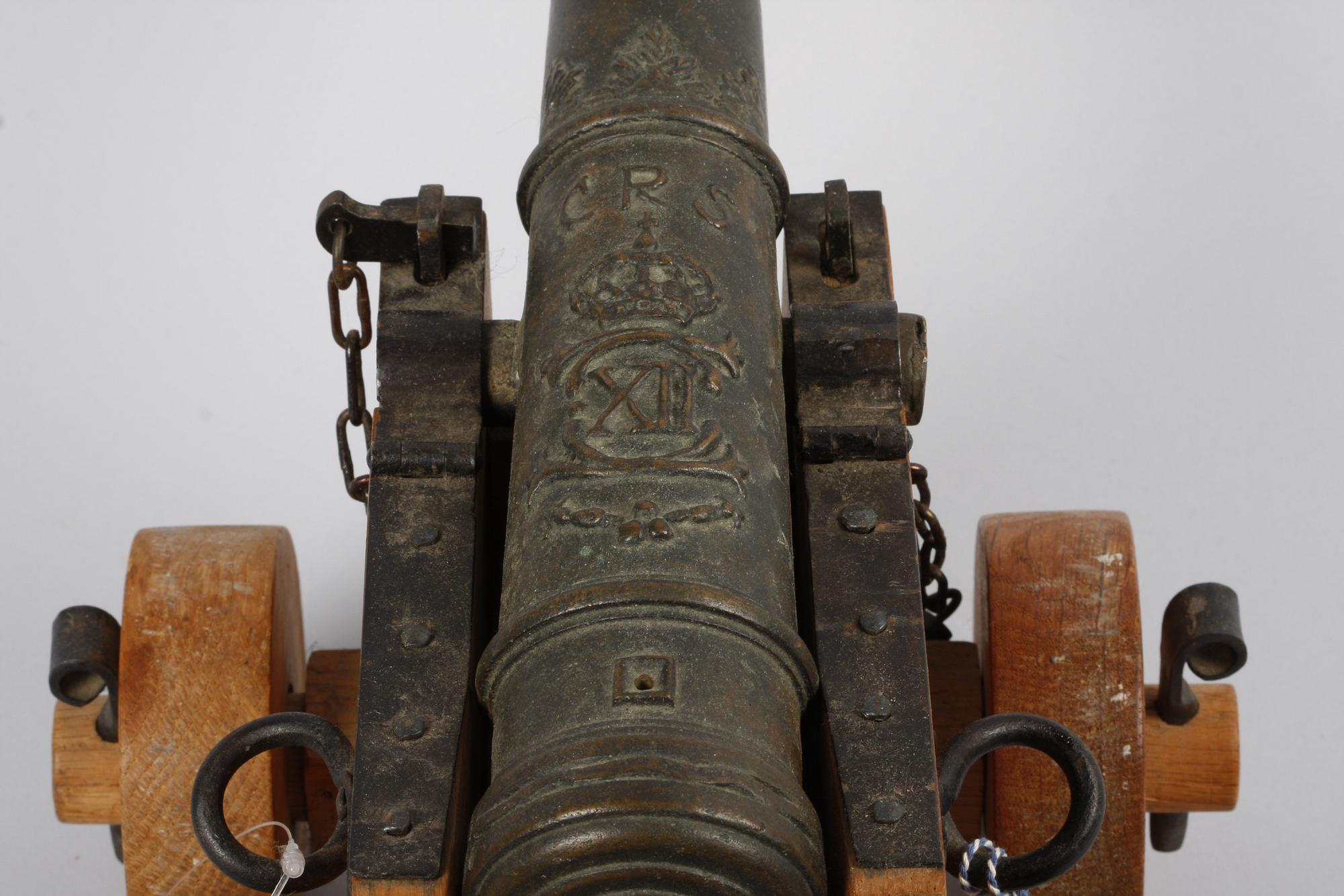 SALUTKANON, brons, 1900-tal.