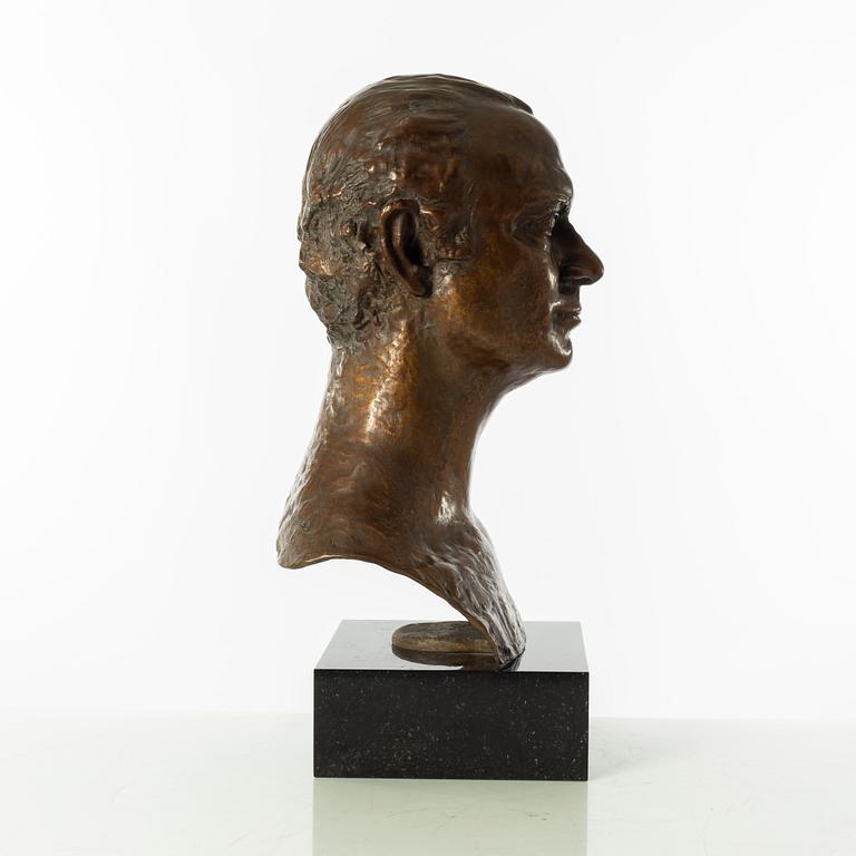 Gudmar Olovson, sculpture. Signed. Numbered. Foundry mark. Bronze, total height 52 cm, length 28 cm.