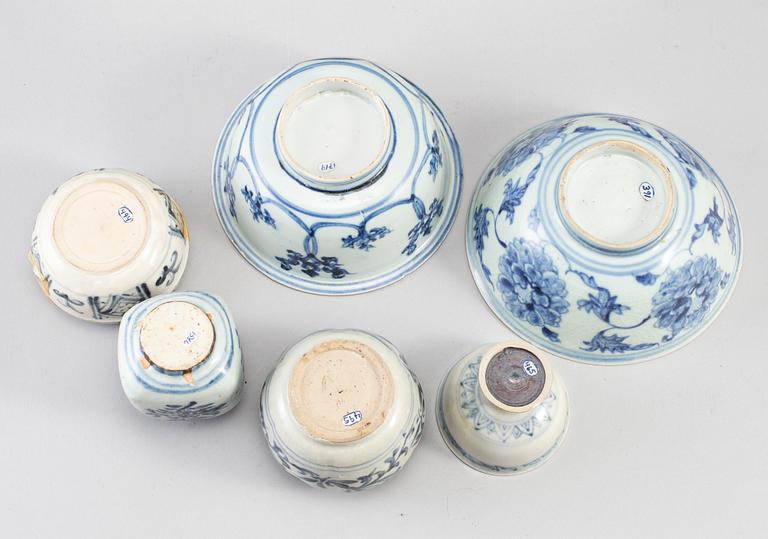 A group of South East Asian Ceramics, 18/19th Century.