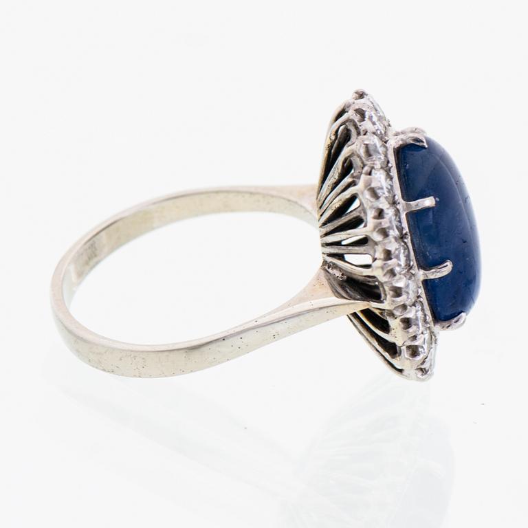 RING, cabochonslipad stjärnsafir, briljantslipade diamanter, 18K vitguld.
