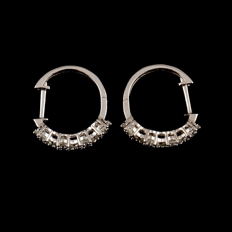 ÖRHÄNGEN, ett par, 18k vitguld med briljantslipade diamanter, totalt 0.63 ct. Vikt 3 g.