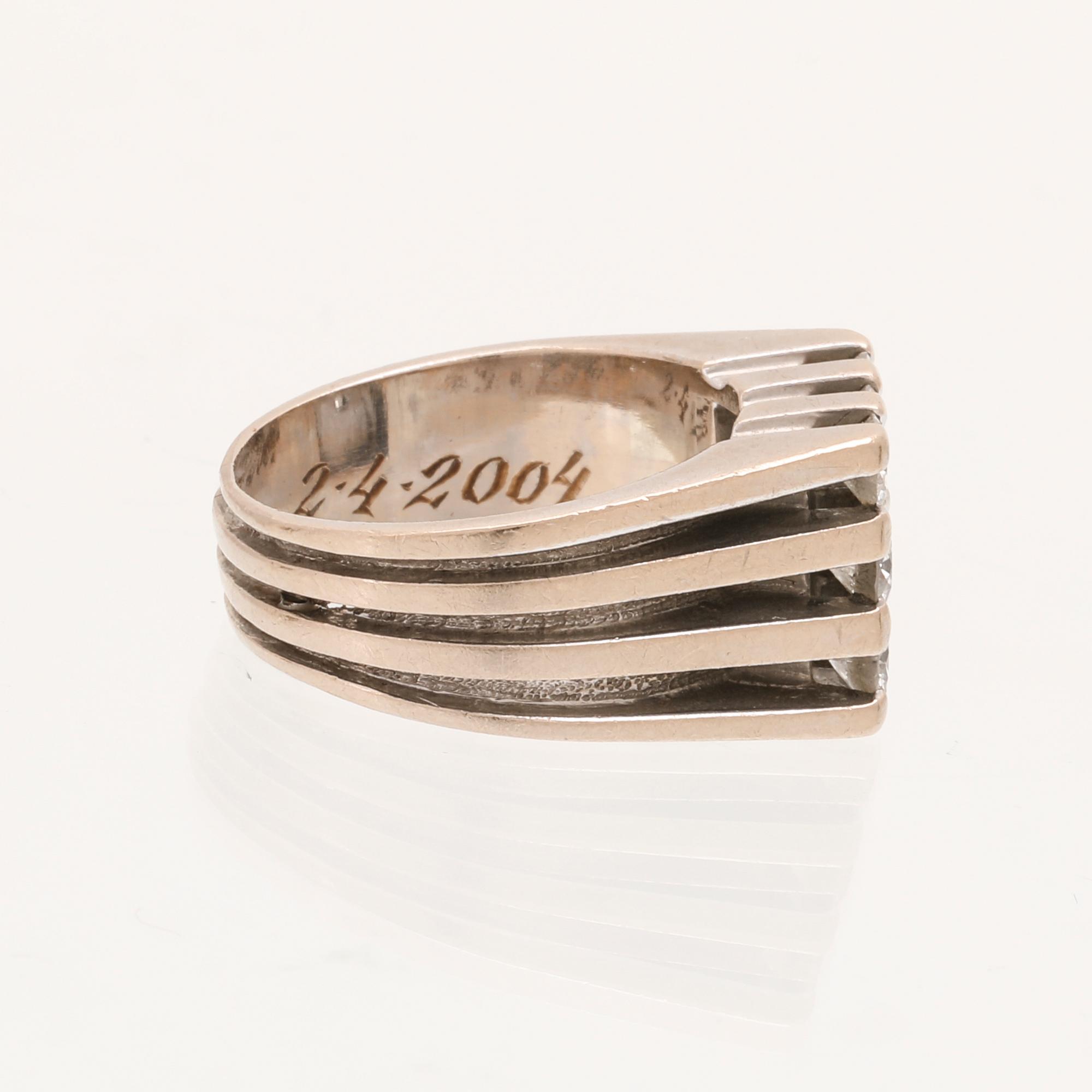 A 21K white gold ring with round briliant cut diamonds.