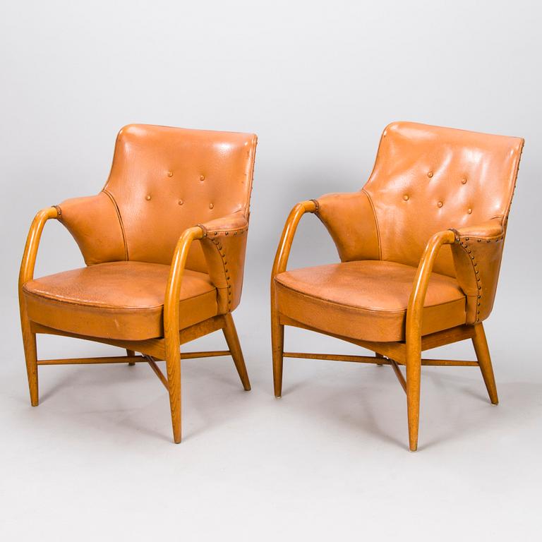 CARIN BRYGGMAN, A pair of 1950s armchairs for Kirjopuu, Finland.