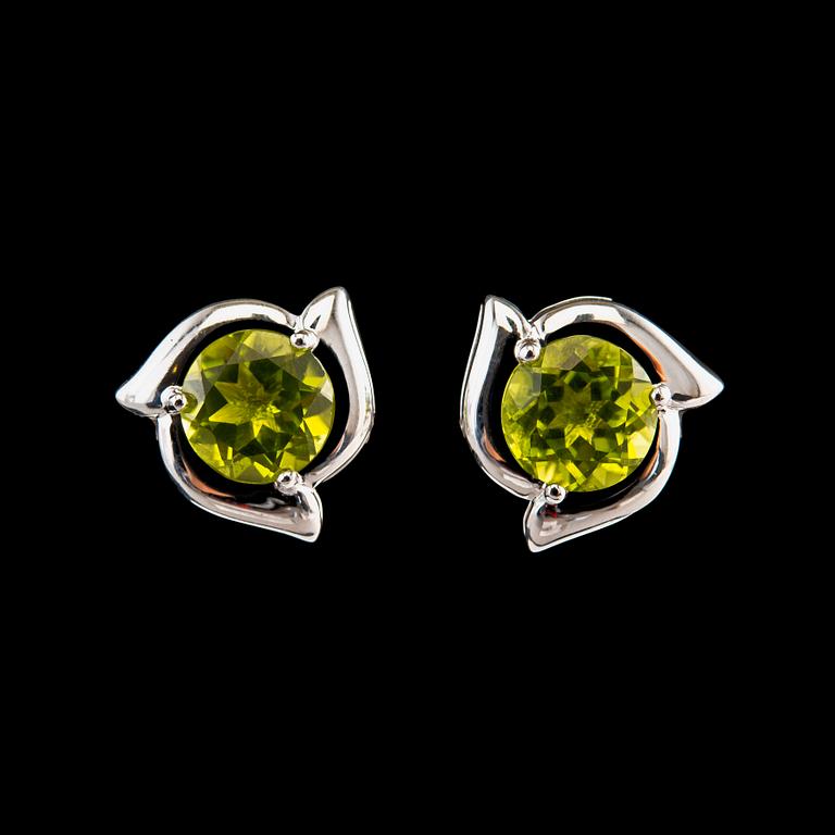 A PAIR OF EARRINGS, Pakistani peridots 5.09 ct. 18K white gold.