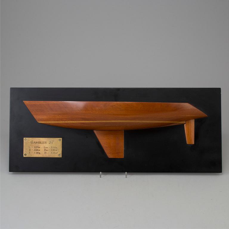 HALVMODELL/BÅTMODELL, "Gambler 37"
ritad av Peter Norlin (1941-2012).