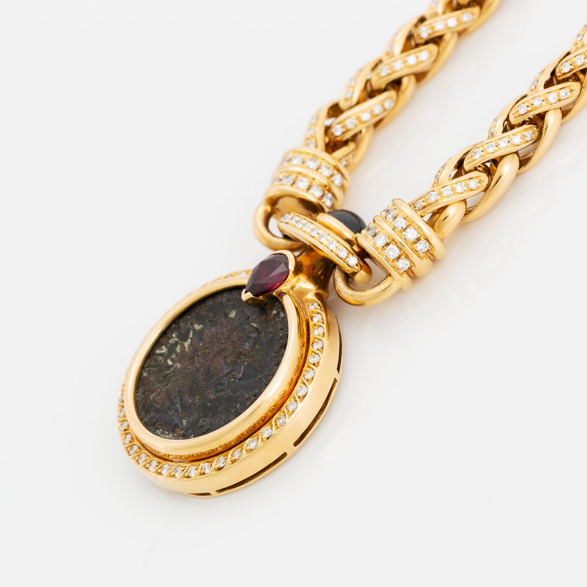 Collier 18K guld med ett mynt, en safir, en rubin och runda briljantslipade diamanter.