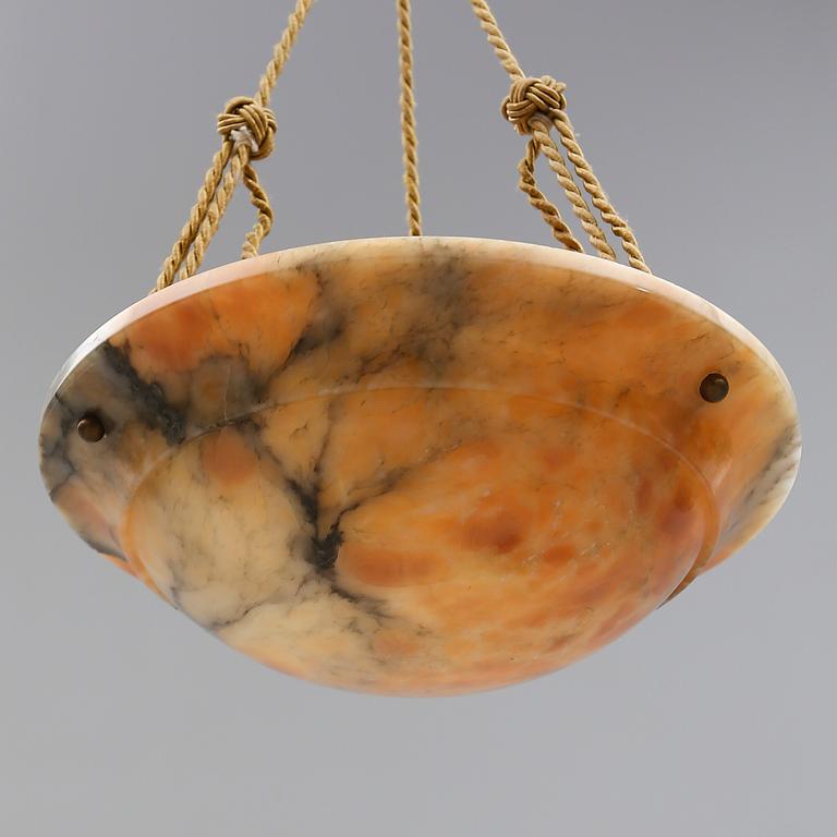 TAKAMPEL, alabaster, 1900-talets första hälft. Höjd ca 58 cm.