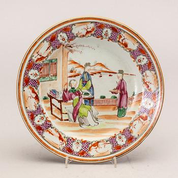 A set of five different Chinese Qianlong/Jiaqing porcelain plates.