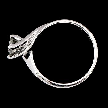 RING, 18K vitguld, briljantslipad diamant ca 0.60 ct. Vikt ca 5 g.