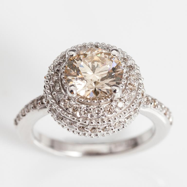 An 18K white gold ring with brilliant cut diamonds ca. 2.04 ct in total. With IGL certificate.