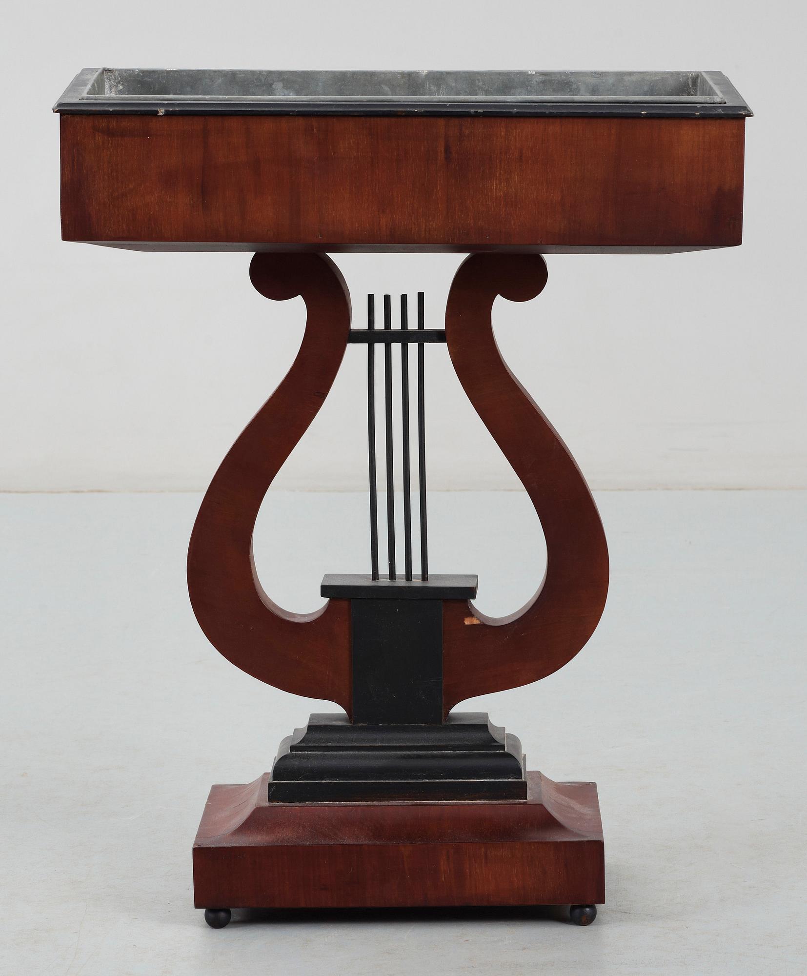 BLOMBORD, Biedermeierstil, sent 1800-tal.