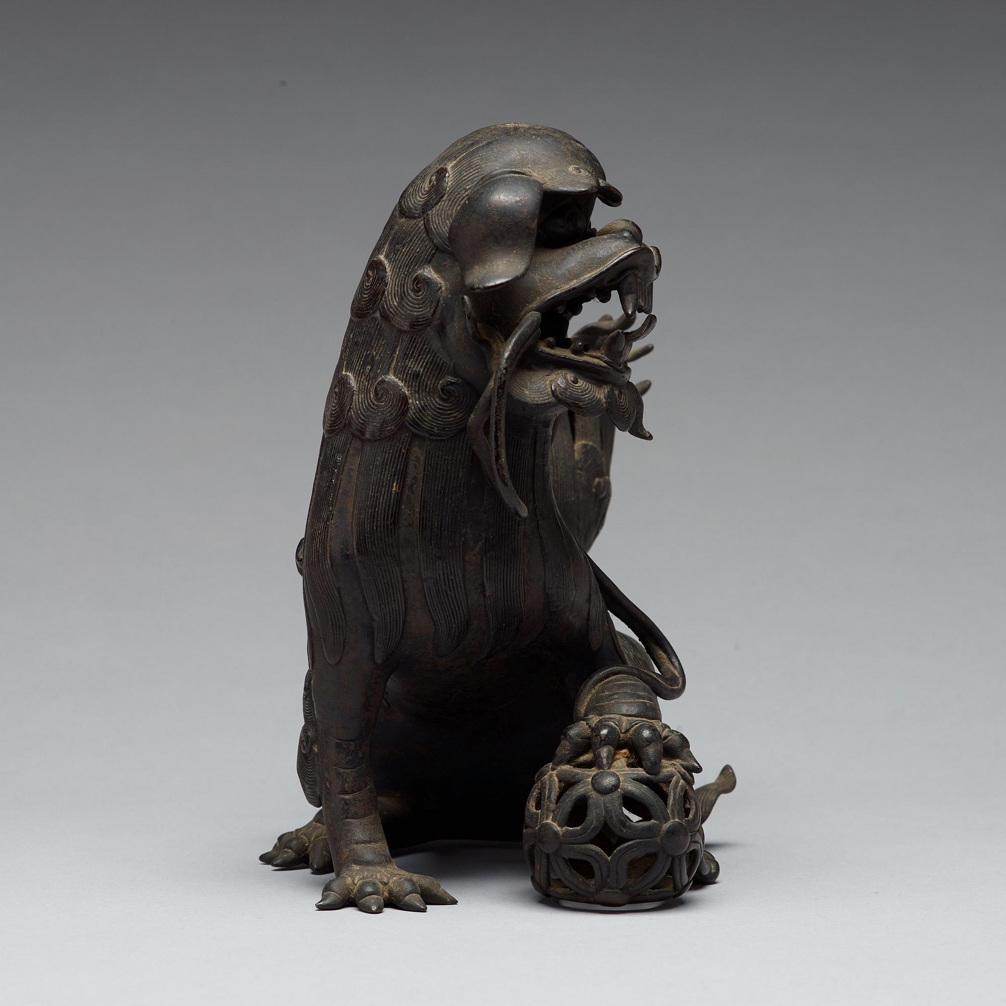 RÖKELSEKAR i form av FOHUND, brons. Qingdynastin, 1800-tal.