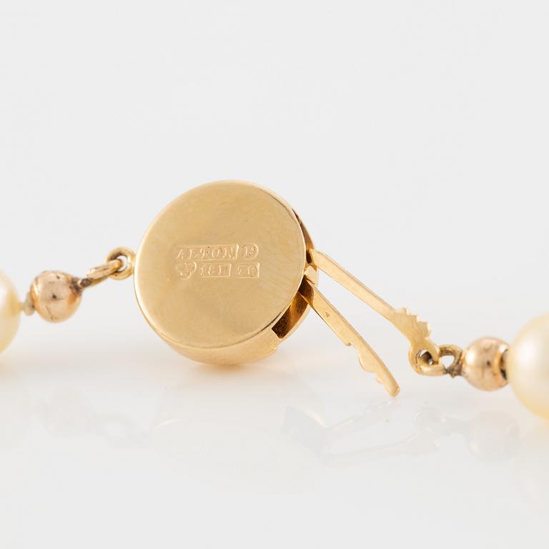 Necklace of cultured pearls with an 18K gold clasp and a cultured pearl.