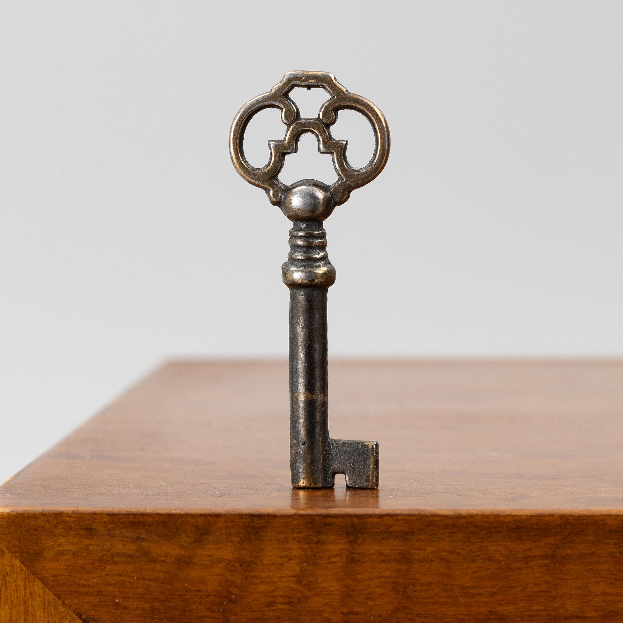 Bokhylla/ sideboard, omkring 1900-talets mitt.