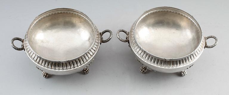 TERRINER, 1 par, silver, gustaviansk stil, stämplar Fallon, Belgien, omkring år 1900. Vikt ca 2340 g.