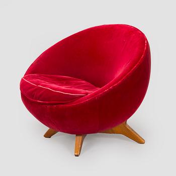 A 1950s easy chair.
