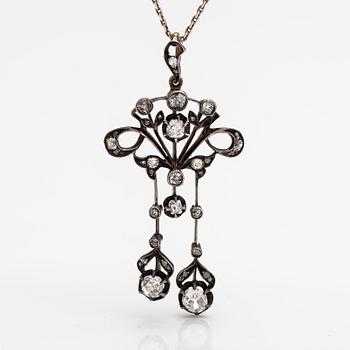 A Belle époque necklace in 13-14K gold, silver and old-cut diamonds ca. 1.50 ct in total. Early 20th century.