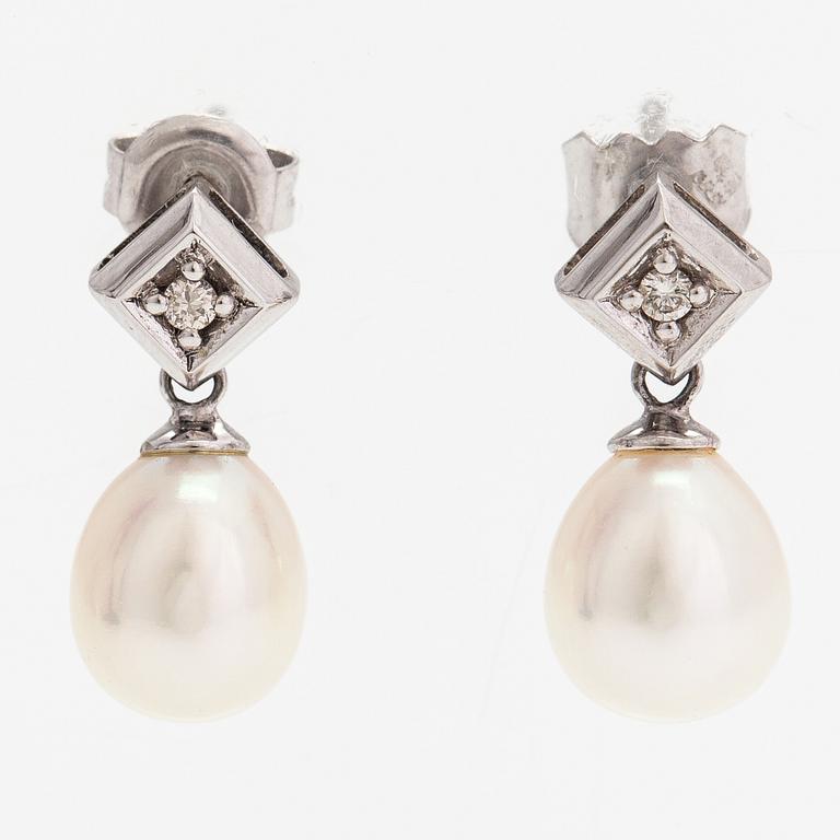 A pair of 14K white gold earrings with diamonds ca. 0.03 ct in total and cultured pearls.