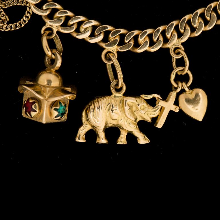 ARMBAND, 18k guld, med berlocker. Segir AB, Köping 1946. Vikt ca 30g.