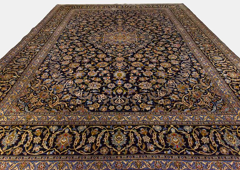 A carpet, Kashan, ca 400 x 311 cm.