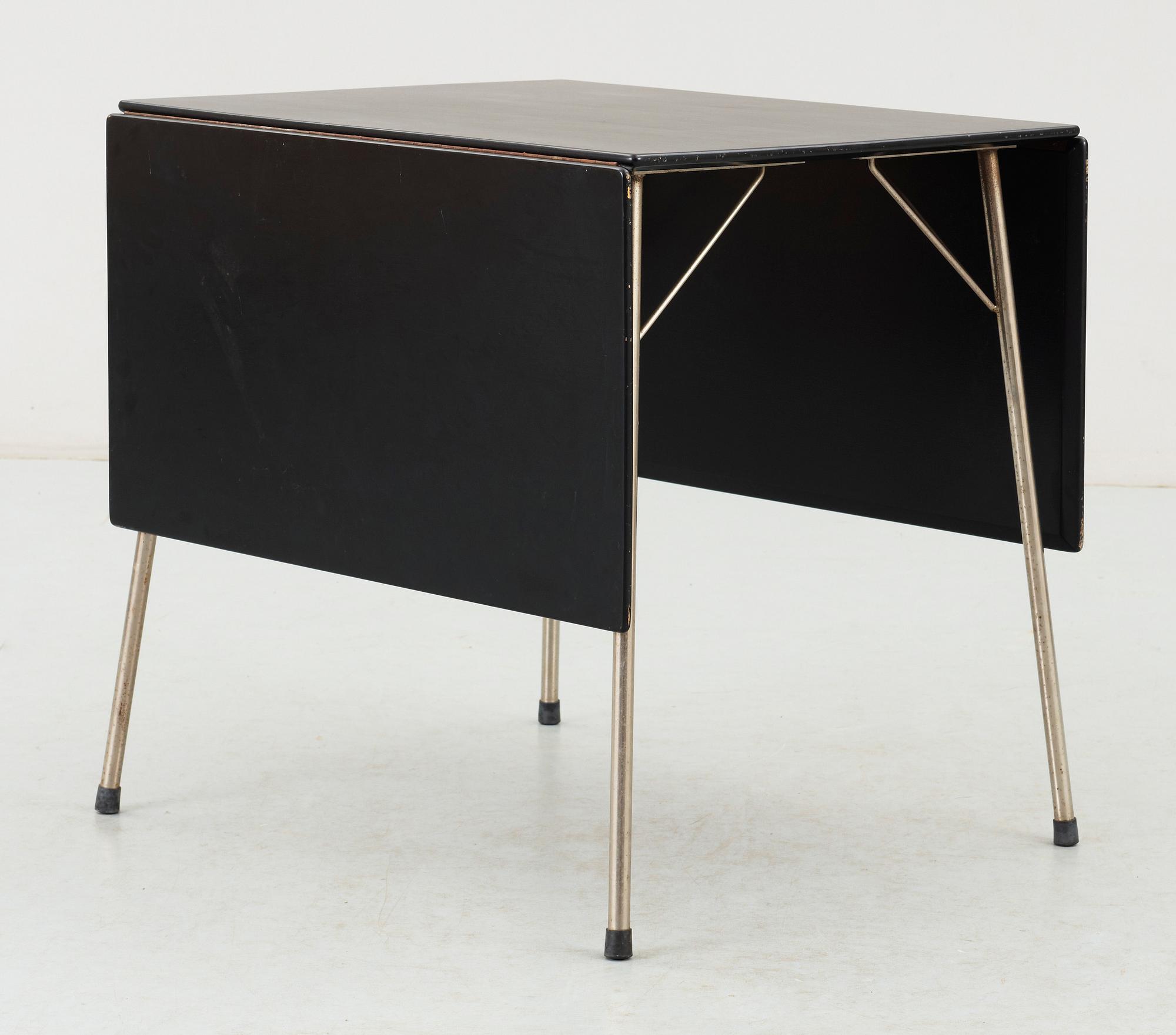 MATBORD, Fritz Hansen Danmark. Design: Arne Jacobsen, 1960-tal. Etikettmärkt undertill.