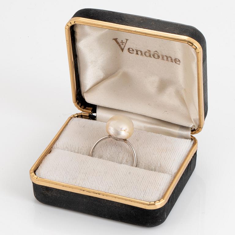 Ring 18K vitguld med en pärla, troligen naturlig.