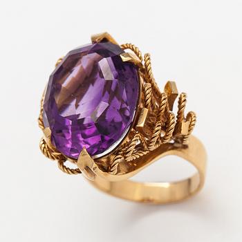 An 18K gold cocktail ring with an amethyst.