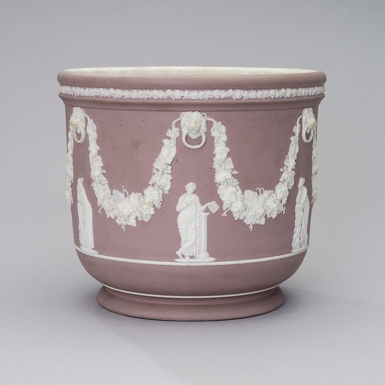 AN EARLY 20TH CENTURY WEDGEWOOD JASPERWARE JARDINIERE POT.