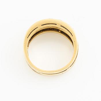 Ring 18K guld med runda briljantslipade diamanter.