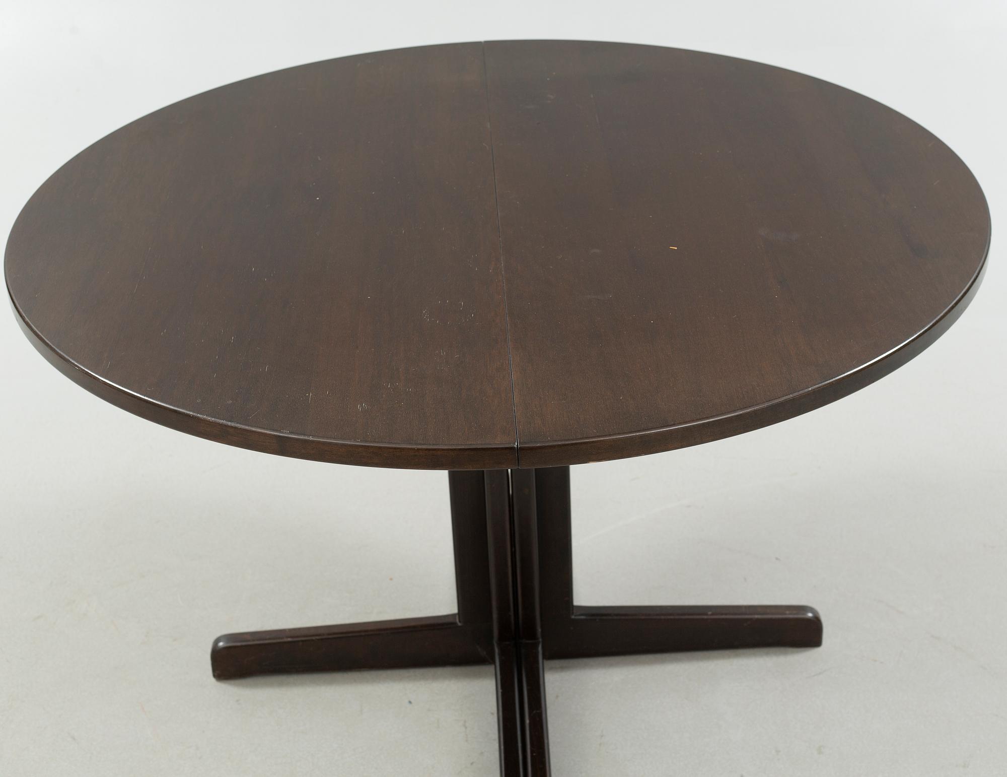 A diningroom furniture set of 7 pieces by Thonet from the second half of the 20th century.
