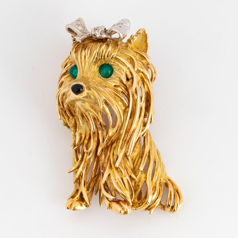 An 18K gold dog brooch set with eight-cut diamonds.