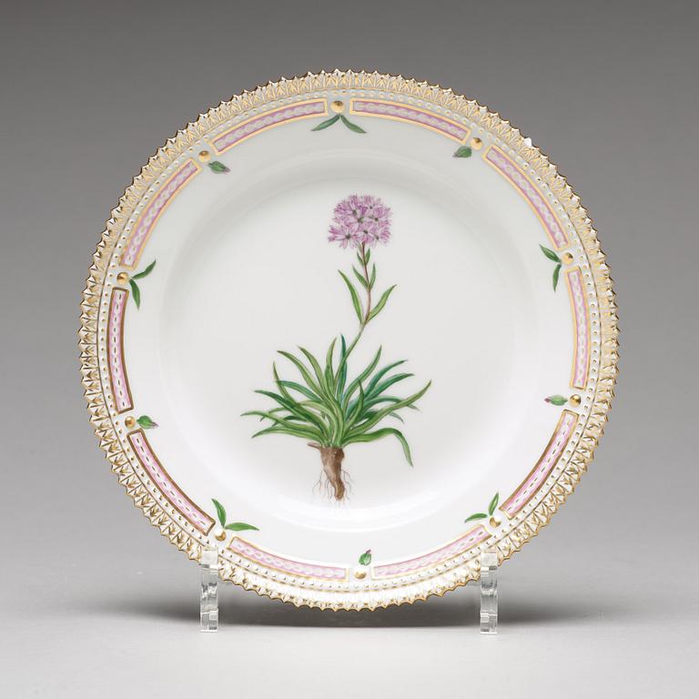 TALLRIKAR, sju stycken, porslin. Royal Copenhagen, "Flora Danica", Danmark, 1900-tal.