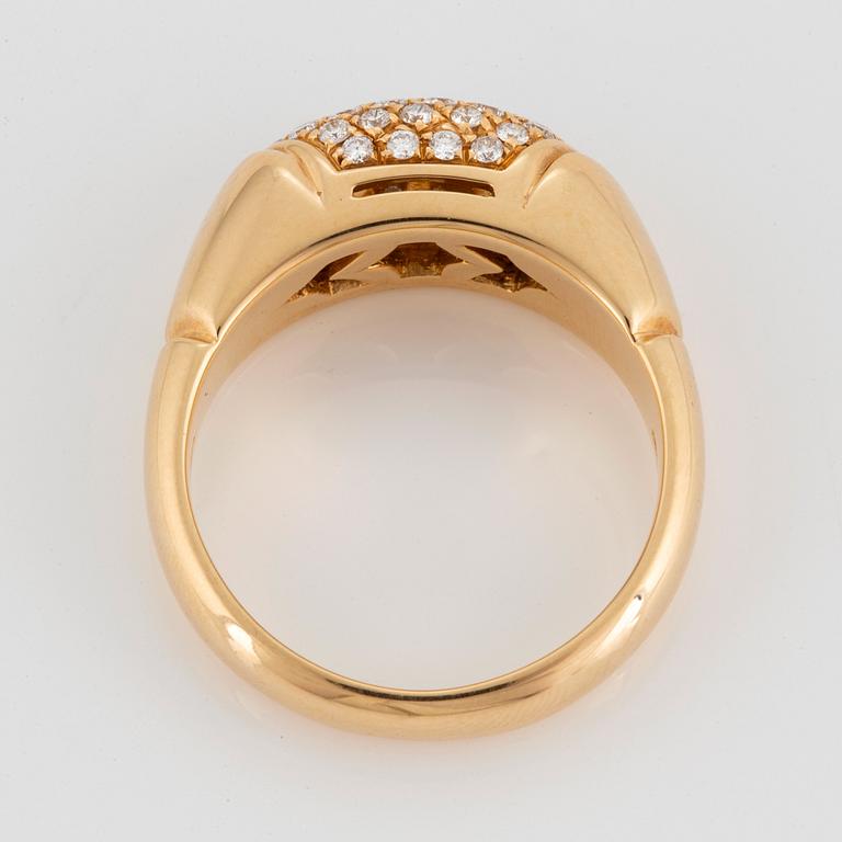 A Bulgari ring in 18K gold set with round brilliant-cut diamonds.