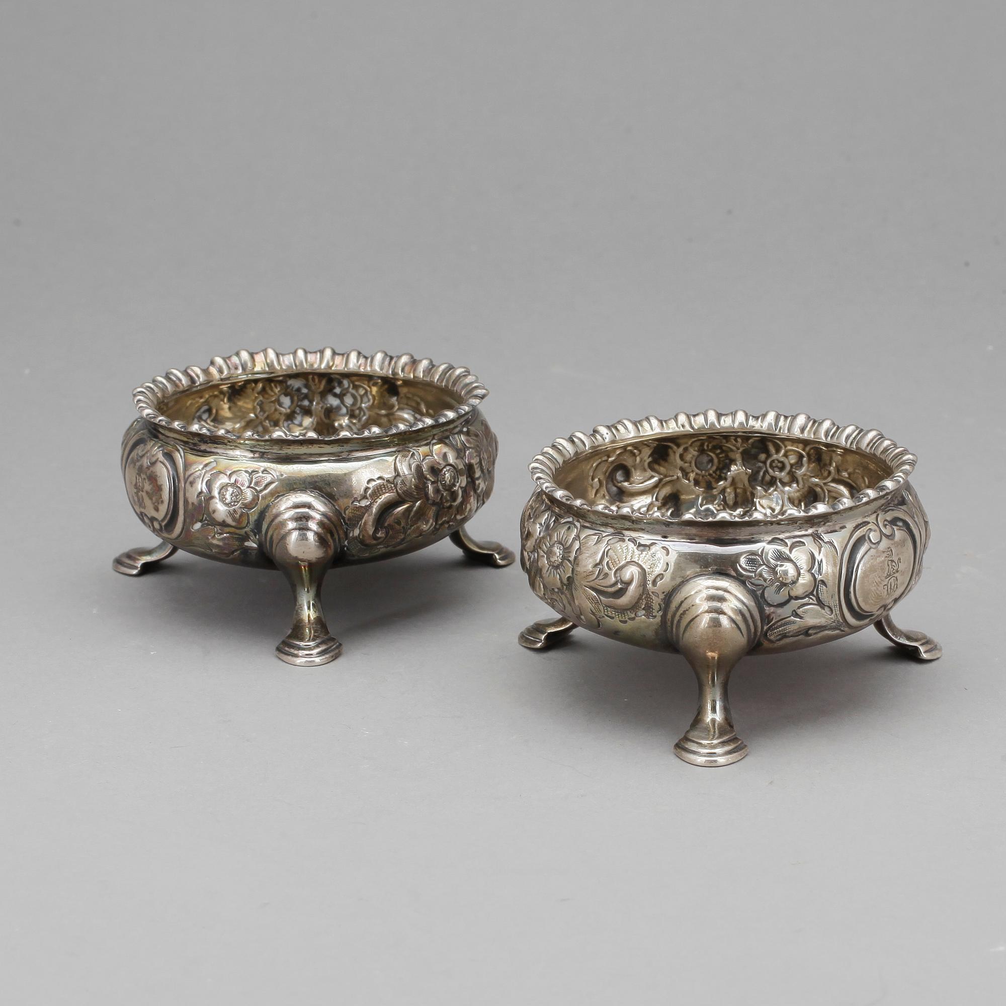 SALTKAR, ett par, silver, otydlig mästare, London, England, 1700-tal. Vikt 134g.