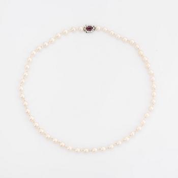 Cultured pearl necklace, clasp 18K white gold, ruby and brilliant cut diamonds.