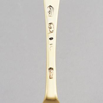 An English 18th century Hanoverian cutlery set with box, parcel-gilt silver, 121 pieces.