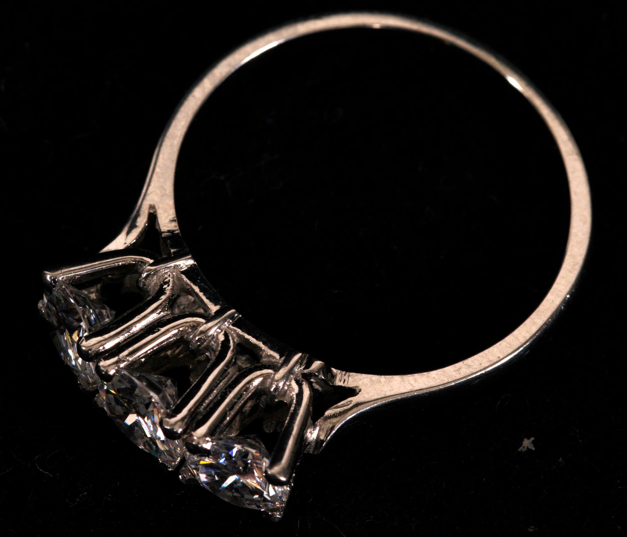 RING, vitguld med tre briljanter, ca 0,90-1,0 ct.