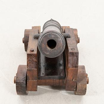 Skeppskanon med lavett 1900-tal eller äldre.