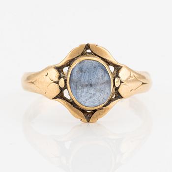 Ring, 18K gold with cabochon-cut sapphire.