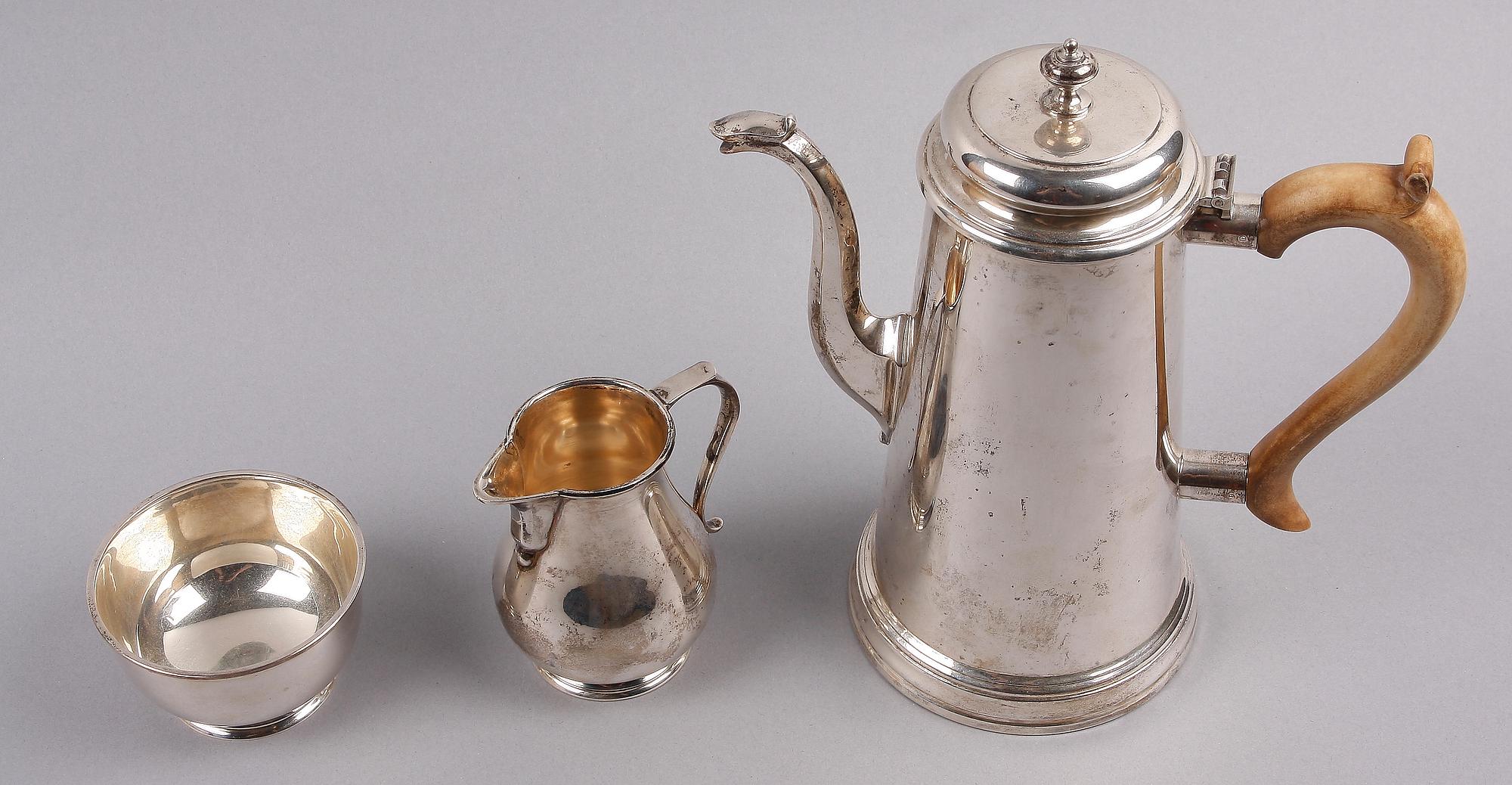 KAFFESERVIS, 3 delar, silver, Edward Barnard & Sons, London, 1965-67. Tot ca 930 g.