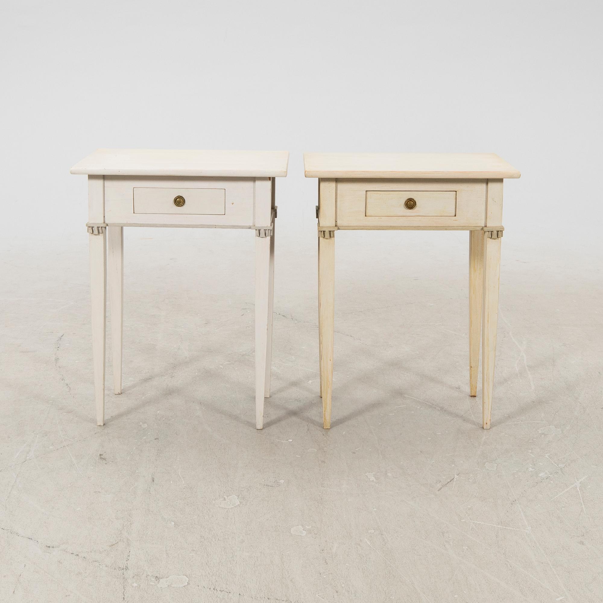 Sängbord/sidobord ett par Gustaviansk stil omkring 1900.