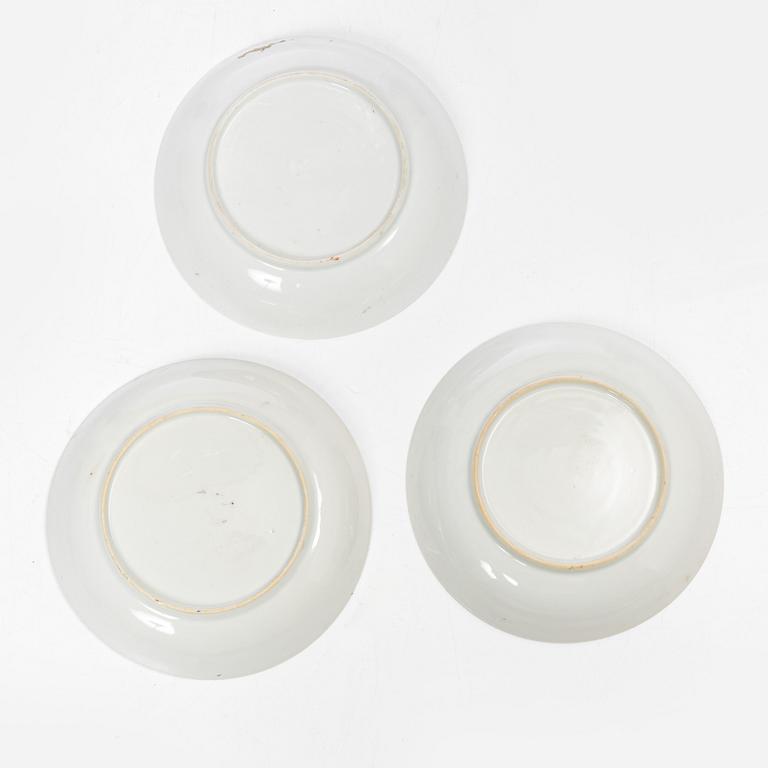 Parti, porslin samt fat i emalj på koppar, nio delar. Qingdynastin, 1700-tal.