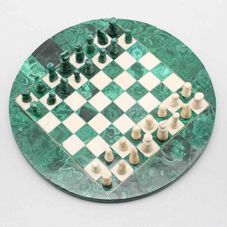 SCHACKSPEL, vit marmor och malakit, 1900-talets andra hälft.