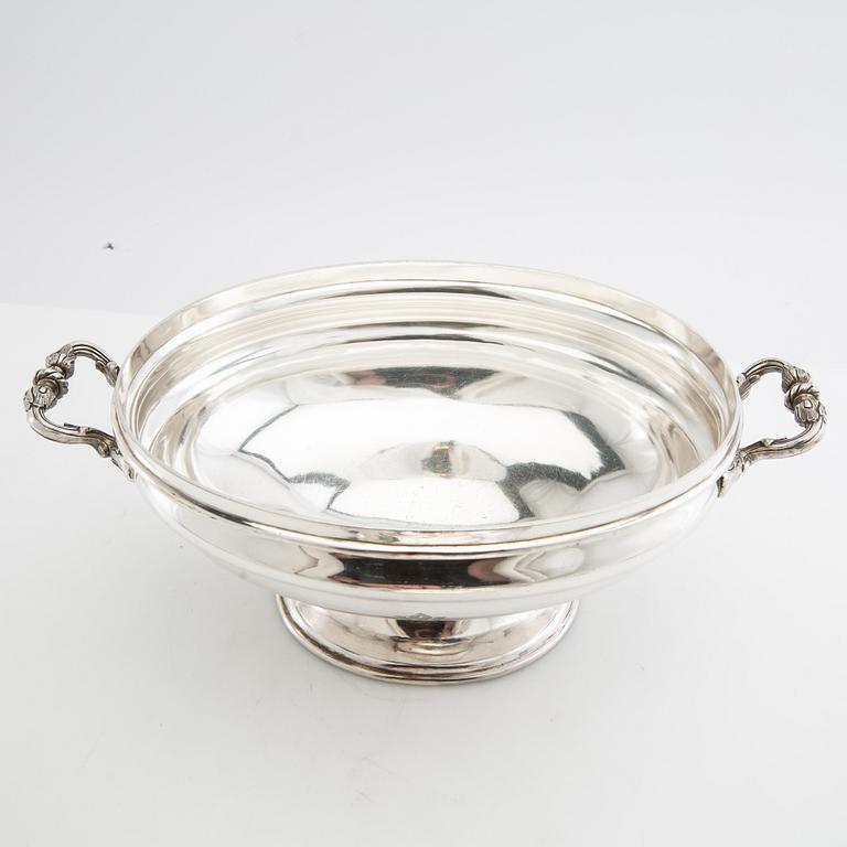 Tureen with lid Louis XV style England silver plate early 20th century.