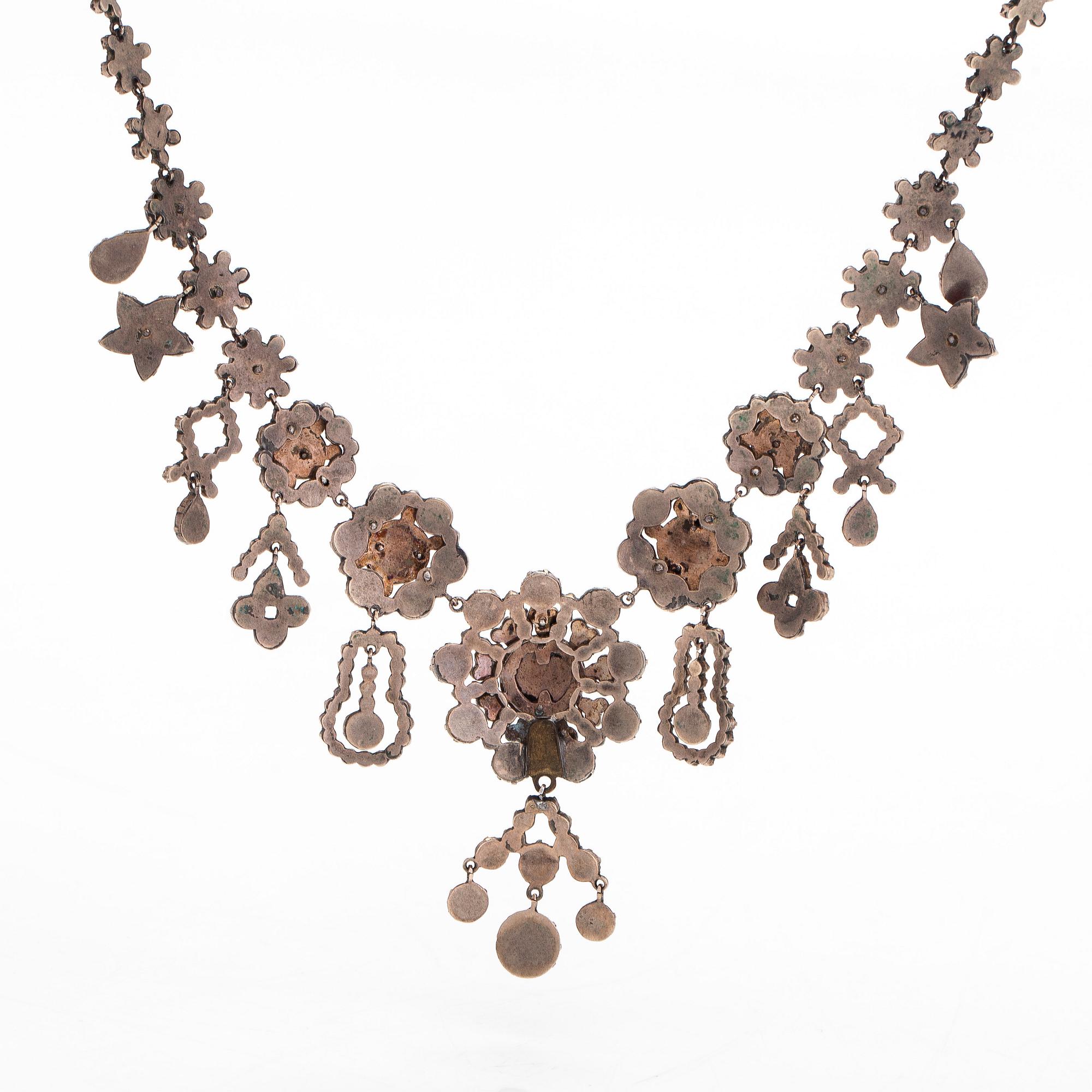 Collier och brosch, viktorianska, cabochon- och rosenslipade granater, silver.