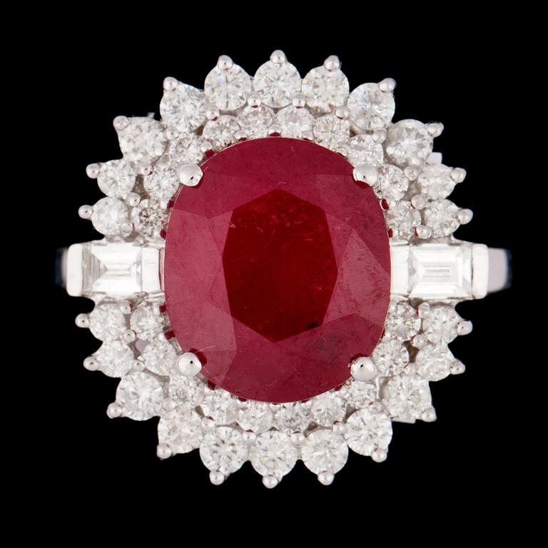 RING, fasettslipad rubin, 5.03 ct samt briljantslipade diamanter, tot. ca 1.20 ct.