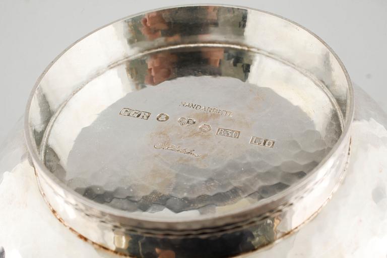 A 20th century silver box and bowl from England and Sweden, total weight 430 g.