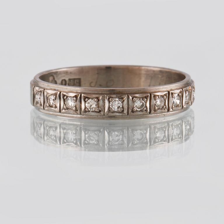RING, 18K vitguld med 10 åttkantslipade diamanter, John Pettersson, Stockholm. Vikt 4,4 gram.