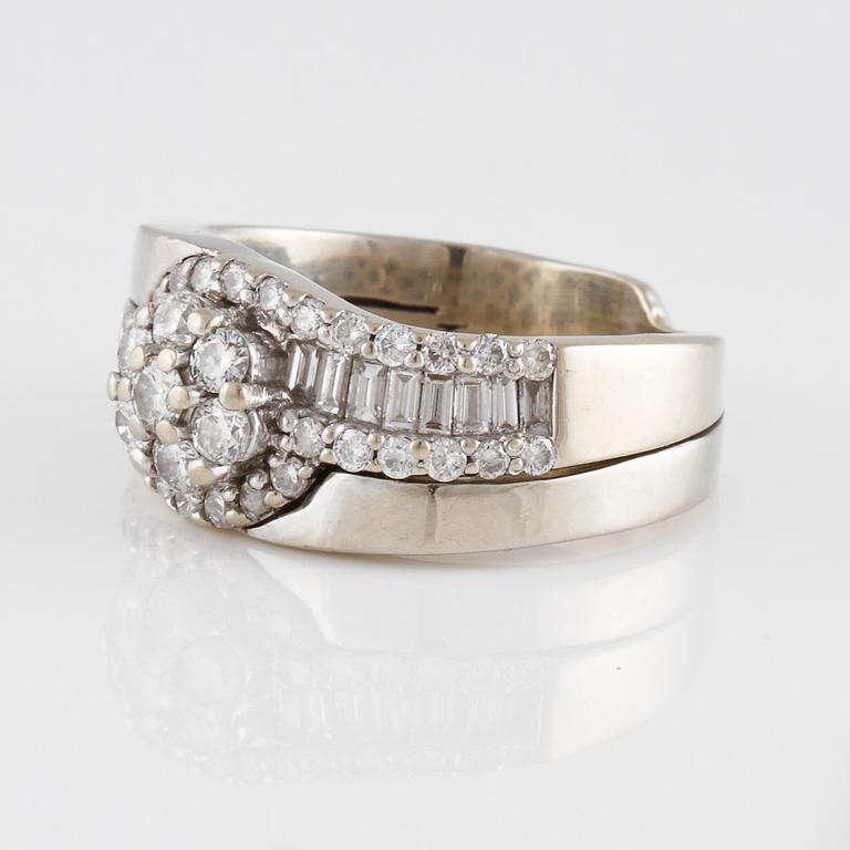 RING, 14K guld med briljant och baguettslipade diamanter ca 1.00 ct. Vikt 6,3 gram.
