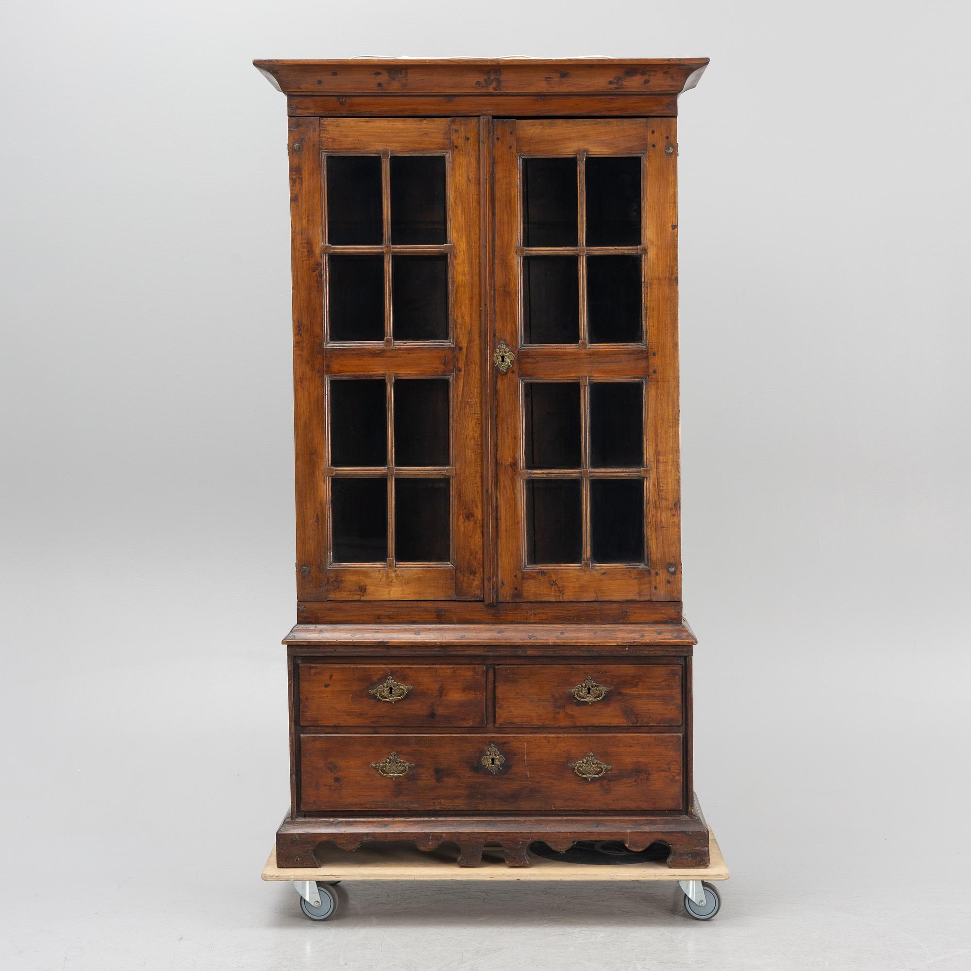 Vitrinskåp, 1700-tal, avlutat/bonat.